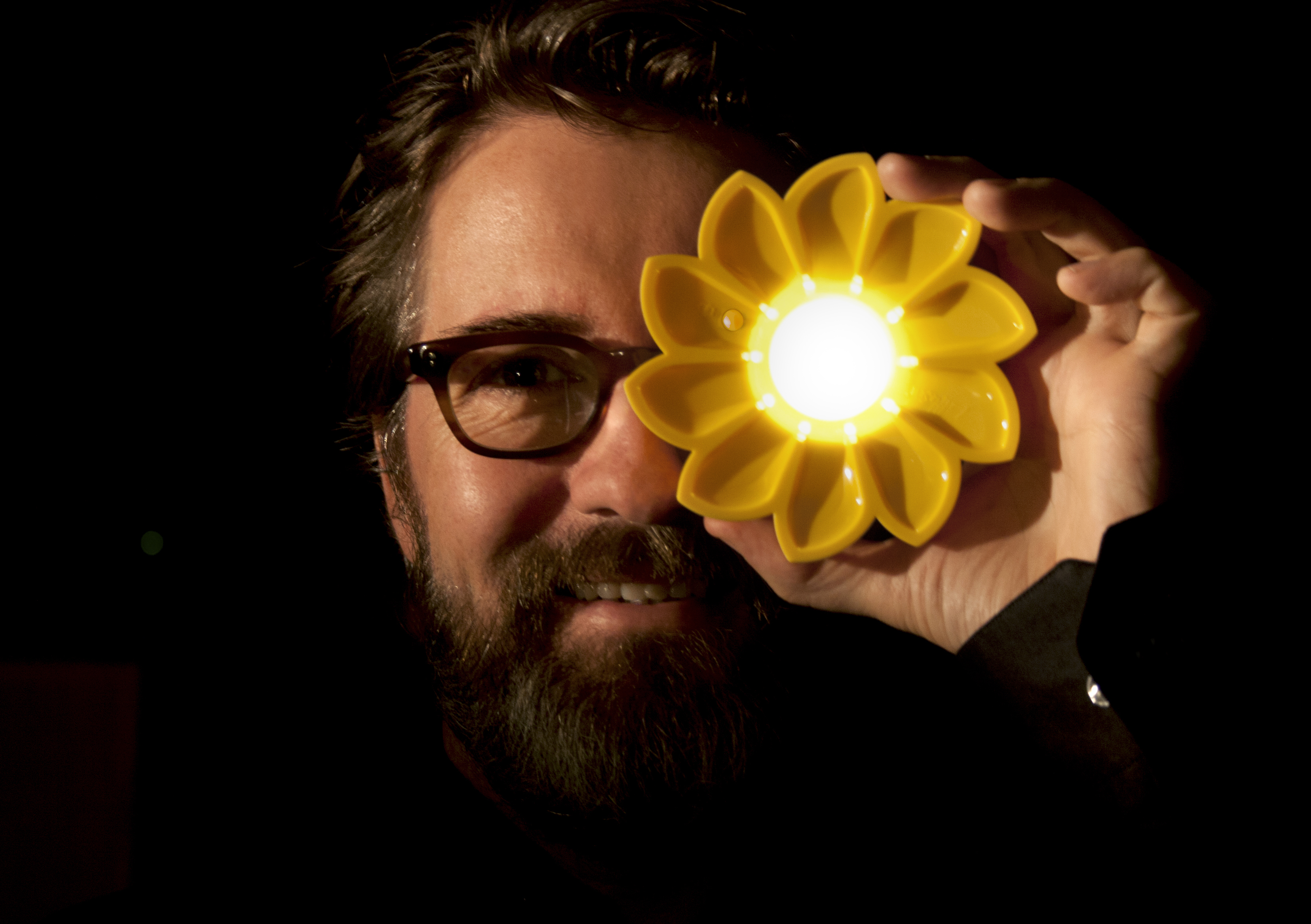 Olafur Eliasson with Little Sun Photo: Tomas Gislason
© 2012 Little Sun