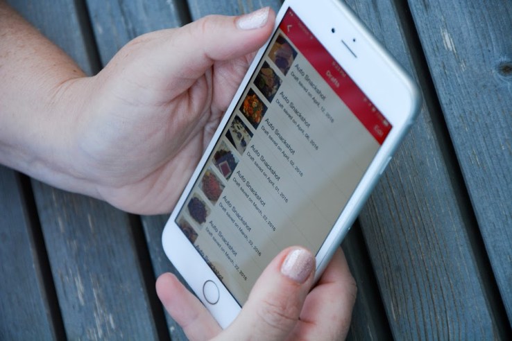 The Forq app can automatically scan your camera roll for pictures of food, and upload them as drafts to the Forq service