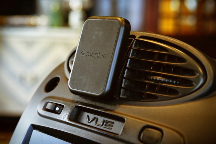 Mounting the charging pad in a car, you can connect your Juice Pack-wearing phone to a car vent using the built-in magnets, making it very quick to put your phone on charge as you're on the go.