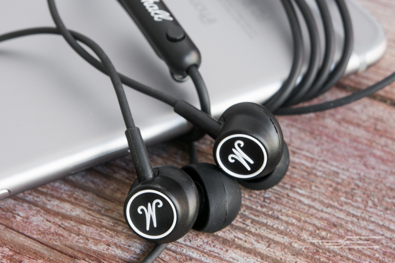02-in-ear-headphones-100-1280