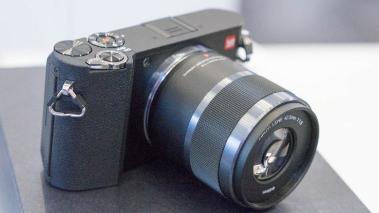 The focus ring on the lens is only ornamental, which seems like a weird design quirk