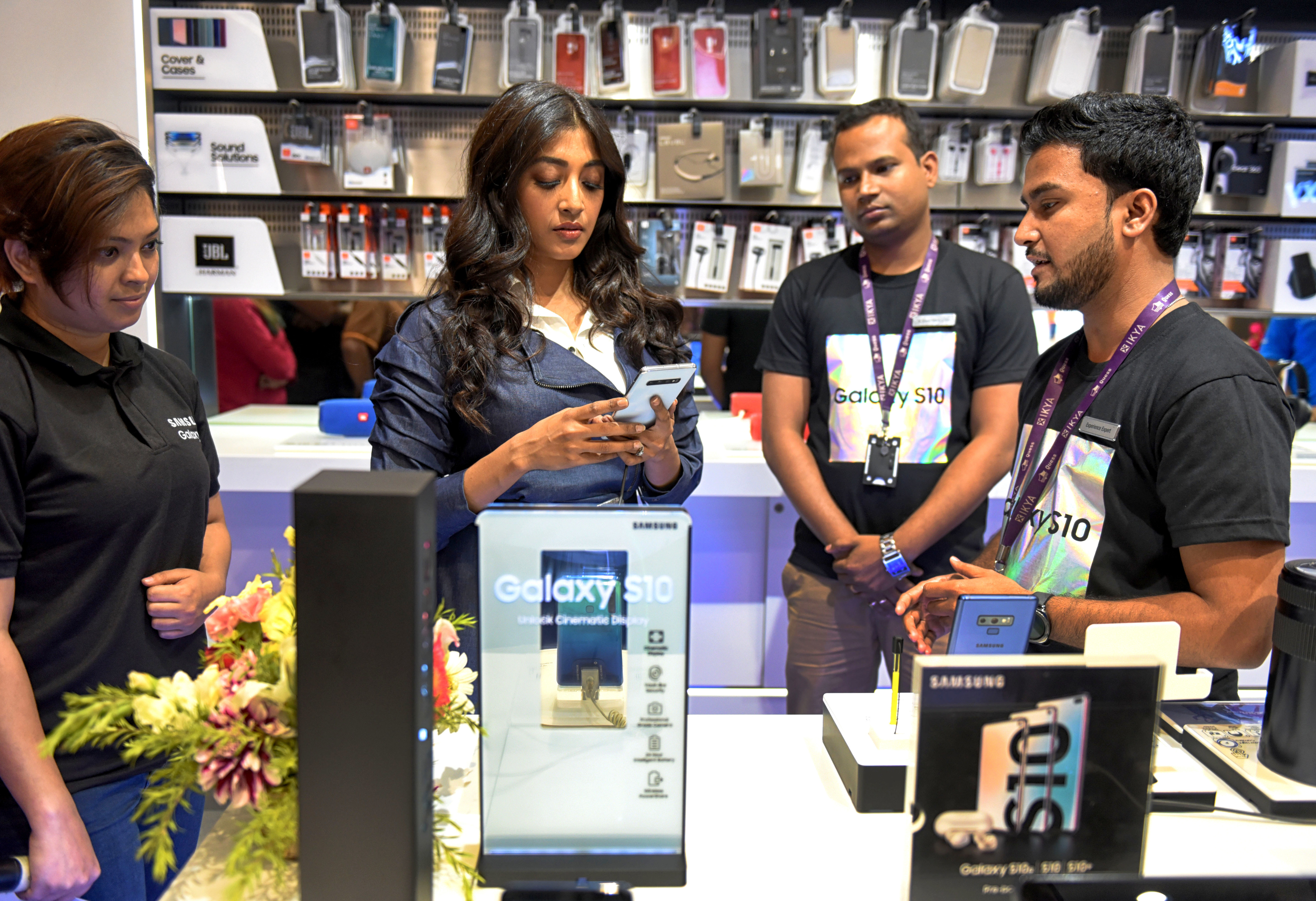 Samsung showroom demonstrator seen showing the features of GettyImages 1128860832