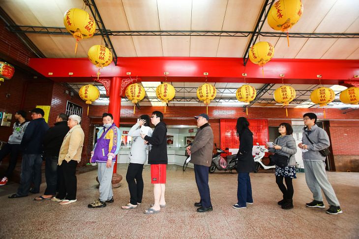 Voters wait in line to cast their vote at a polling station during the presidential election in Taipei, Taiwan, on Saturday, Jan. 16, 2016. Photographer: Maurice Tsai/Bloomberg via Getty Images